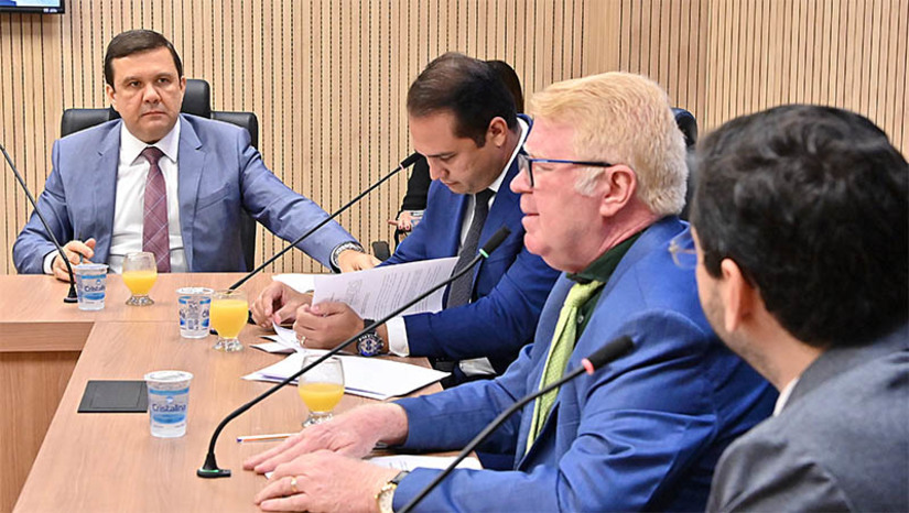 Imagem 1 - PL que proíbe uso de smartphones em salas de aula é aprovado na ALRN. O propositor da matéria, deputado Hermano Morais (PV), destacou a conclusão de um relatório global produzido pela Organização das Nações Unidas para a Educação, a Ciência e a Cultura (Unesco) acerca dos efeitos do uso excessivo do celular no desempenho educacional e na estabilidade emocional de crianças e adolescentes. Imagem 1 - PL que proíbe uso de smartphones em salas de aula é aprovado na ALRN. O propositor da matéria, deputado Hermano Morais (PV), destacou a conclusão de um relatório global produzido pela Organização das Nações Unidas para a Educação, a Ciência e a Cultura (Unesco) acerca dos efeitos do uso excessivo do celular no desempenho educacional e na estabilidade emocional de crianças e adolescentes.