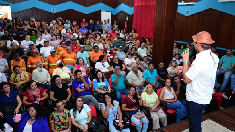 Imagem 1 - Novo Plano de Cargos, Carreiras e Remuneração dos servidores gerais de Mossoró é anunciado. Os servidores foram reunidos na manhã desta quarta-feira (27), no auditório da Estação das Artes, para ouvirem as novidades. “Os avanços anunciados aqui hoje só foram possíveis graças ao conjunto de reuniões que tivemos com dezenas de servidores gerais pessoalmente no Palácio da Resistência e nas secretarias, fortalecendo nosso diálogo", afirmou o gestor. Entre os destaques do projeto de lei está a garantia de até 70% de reajuste para os servidores gerais. Imagem 1 - Novo Plano de Cargos, Carreiras e Remuneração dos servidores gerais de Mossoró é anunciado. Os servidores foram reunidos na manhã desta quarta-feira (27), no auditório da Estação das Artes, para ouvirem as novidades. “Os avanços anunciados aqui hoje só foram possíveis graças ao conjunto de reuniões que tivemos com dezenas de servidores gerais pessoalmente no Palácio da Resistência e nas secretarias, fortalecendo nosso diálogo", afirmou o gestor. Entre os destaques do projeto de lei está a garantia de até 70% de reajuste para os servidores gerais.