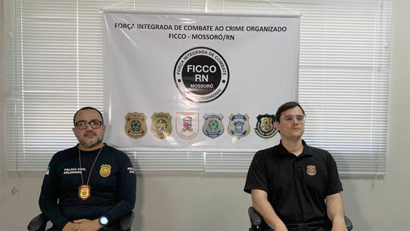 Imagem 1 - Operação para desarticular braço financeiro de organização criminosa prende 8 suspeitos em Mossoró e Natal. O objetivo da "Operação Cash”, deflagrada na manhã desta quinta-feira (28), foi a desarticulação de um esquema de lavagem de dinheiro e de arrecadação relacionado a uma organização criminosa com atuação dentro e fora dos presídios do RN. De acordo com as investigações, “mensalidades” e o pagamento por “franquias” eram realizados por integrantes da organização criminosa e por pontos de vendas de entorpecentes. Em troca, proteção era conferida aos integrantes e a prática de atividades ilícitas, como o tráfico de drogas, era permitida. As estimativas apontam para uma movimentação de aproximadamente R$ 4 milhões de reais pelo esquema criminoso. Imagem 1 - Operação para desarticular braço financeiro de organização criminosa prende 8 suspeitos em Mossoró e Natal. O objetivo da "Operação Cash”, deflagrada na manhã desta quinta-feira (28), foi a desarticulação de um esquema de lavagem de dinheiro e de arrecadação relacionado a uma organização criminosa com atuação dentro e fora dos presídios do RN. De acordo com as investigações, “mensalidades” e o pagamento por “franquias” eram realizados por integrantes da organização criminosa e por pontos de vendas de entorpecentes. Em troca, proteção era conferida aos integrantes e a prática de atividades ilícitas, como o tráfico de drogas, era permitida. As estimativas apontam para uma movimentação de aproximadamente R$ 4 milhões de reais pelo esquema criminoso.