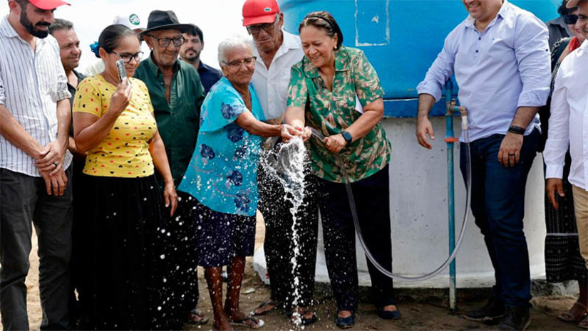 Imagem 1 - Governo do RN entrega poço de água movido a energia solar na Maísa, em Mossoró. Um poço de água operado por energia solar foi entregue nesta quinta-feira (28), pela governadora Fátima Bezerra, no Assentamento Olga Benário, em uma área de 1.700 hectares encravada na antiga Maísa. É o terceiro desse tipo em operação na zona rural de Mossoró e o 51º no Rio Grande do Norte. Outros 11 aguardam instalação. O poço tubular tem 100 metros de profundidade e vazão de 10 mil litros/hora, suficiente para atender o consumo dos 300 moradores da comunidade. Imagem 1 - Governo do RN entrega poço de água movido a energia solar na Maísa, em Mossoró. Um poço de água operado por energia solar foi entregue nesta quinta-feira (28), pela governadora Fátima Bezerra, no Assentamento Olga Benário, em uma área de 1.700 hectares encravada na antiga Maísa. É o terceiro desse tipo em operação na zona rural de Mossoró e o 51º no Rio Grande do Norte. Outros 11 aguardam instalação. O poço tubular tem 100 metros de profundidade e vazão de 10 mil litros/hora, suficiente para atender o consumo dos 300 moradores da comunidade.