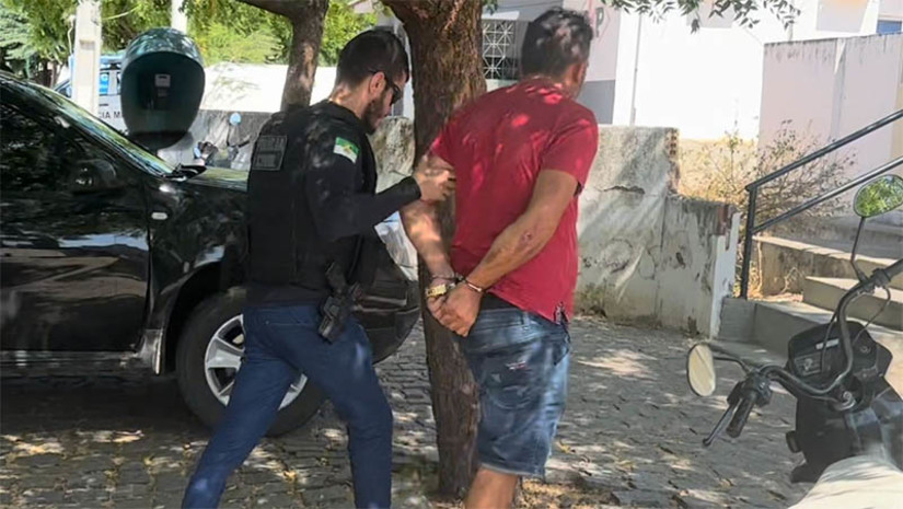 Imagem 1 -  Polícia prende suspeito de expulsar e matar inimigos para monopolizar tráfico de drogas em  Marcelino Vieira. A prisão de Francisco Douglas Maia Lima, mais conhecido como “Douguinha”, de 43 anos, aconteceu nesta quinta-feira (28). De acordo com informações do delegado Murilo Baessa, de Alexandria, o suspeito estava tentando monopolizar a distribuição de entorpecentes no município. Para isso, agia expulsando e até matando traficantes inimigos. A prisão dele aconteceu em um bar de sua propriedade, que havia sido aberto recentemente, na entrada de Marcelino Vieira, que funcionava como ponto de venda de entorpecentes.