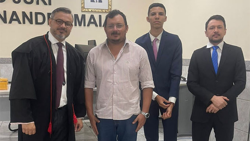Imagem 1 -  Apesar da vítima Jailton Felipe de Oliveira apontar o réu Marcelo Martins Veras Filho como autor dos disparos e até revelar o motivo, a própria promotora de Justiça Engrácia Monteiro, após as oitivas no plenário do Tribunal do Júri Popular, nesta quinta-feira, 28, decidiu por não recomendar a condenação do réu, alegando ausência de provas. A defesa, composta pelos advogados Fernando Branca, Darwin Sales e Paulo Sérgio, seguraram tese de negativa de autoria. O júri começou às 9h e terminou às 13, sob a presidência da juíza Érica Sousa Correa Oliveira.