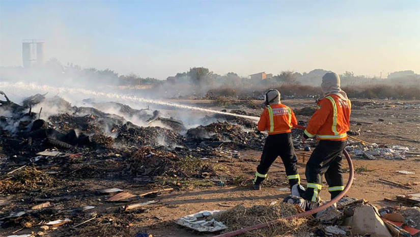 Imagem 1 - “Um apelo para que as pessoas não toquem fogo, nem aqui e nem em outros locais”, pede sargento do CBM. De acordo com o Sargento Sharlon, todos os dias uma guarnição do Corpo de Bombeiros é acionada para um lixão, localizado atrás da Unidade de Pronto Atendimento do Bairro Belo Horizonte, para apagar focos de incêndio. No pouco tempo em que a reportagem do MOSSORÓ HOJE esteve no local, acompanhando o trabalho dos bombeiros, na tarde desta quinta-feira (28),foi possível observar diversas carroças se aproximando e jogando entulhos no terreno. É justamente nesse lixo acumulado que as pessoas vêm tocando fogo e causando grandes transtornos para a população que vive ao redor e até para quem está internado na unidade de saúde. Imagem 1 - “Um apelo para que as pessoas não toquem fogo, nem aqui e nem em outros locais”, pede sargento do CBM. De acordo com o Sargento Sharlon, todos os dias uma guarnição do Corpo de Bombeiros é acionada para um lixão, localizado atrás da Unidade de Pronto Atendimento do Bairro Belo Horizonte, para apagar focos de incêndio. No pouco tempo em que a reportagem do MOSSORÓ HOJE esteve no local, acompanhando o trabalho dos bombeiros, na tarde desta quinta-feira (28),foi possível observar diversas carroças se aproximando e jogando entulhos no terreno. É justamente nesse lixo acumulado que as pessoas vêm tocando fogo e causando grandes transtornos para a população que vive ao redor e até para quem está internado na unidade de saúde.
