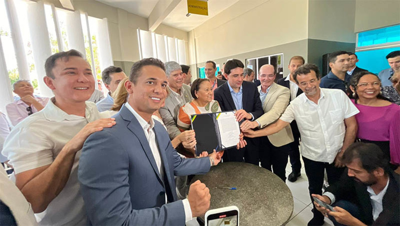 Imagem 1 - Ministro anuncia investimentos de R$ 20 milhões e Fátima novos voos para Mossoró. Os anúncios aconteceram na manhã desta sexta-feira (29), durante a cerimônia de transferência da outorga para Gestão e Operação do Aeroporto Dix-Sept Rosado, em Mossoró, para a Infraero.Esta é a primeira outorga concedida à empresa na gestão do presidente Lula. Na ocasião, o Ministro Sílvio Costa Filho, dos Portos e Aeroportos, anunciou investimento na ordem de R$ 20 milhões para o aeroporto de Mossoró. Já a governadora Fátima Bezerra anunciou quatro novos voos semanais para Mossoró, através de acordo firmado com a Latam Air Laines, a partir de janeiro. Os voos seguirão a rota Fortaleza/Mossoró/Natal. Imagem 1 - Ministro anuncia investimentos de R$ 20 milhões e Fátima novos voos para Mossoró. Os anúncios aconteceram na manhã desta sexta-feira (29), durante a cerimônia de transferência da outorga para Gestão e Operação do Aeroporto Dix-Sept Rosado, em Mossoró, para a Infraero.Esta é a primeira outorga concedida à empresa na gestão do presidente Lula. Na ocasião, o Ministro Sílvio Costa Filho, dos Portos e Aeroportos, anunciou investimento na ordem de R$ 20 milhões para o aeroporto de Mossoró. Já a governadora Fátima Bezerra anunciou quatro novos voos semanais para Mossoró, através de acordo firmado com a Latam Air Laines, a partir de janeiro. Os voos seguirão a rota Fortaleza/Mossoró/Natal.