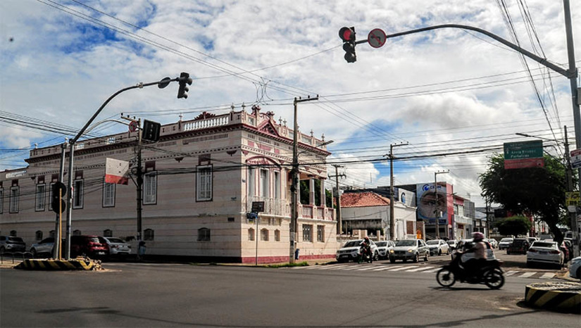 Imagem 1 -  Sefaz reforça que a oitava e última parcela do IPTU de Mossoró vence nesta sexta-feira, 29. O IPTU é um tributo municipal cobrado anualmente e o valor arrecadado possibilita a ampliação de obras, serviços e ações por parte da Prefeitura Municipal de Mossoró. Para emitir o boleto, o contribuinte pode solicitar no WhatsApp disponibilizado pela Secretaria da Fazenda, que é o (84) 9 8827 4890 ou acessar o portal do contribuinte no link contribuinte.mossoro.rn.gov.br e informar o número da inscrição imobiliária. Ele pode ser encontrado em carnês antigos.