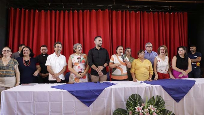 Imagem 1 - Na primeira agenda da governadora Fátima Bezerra, na manhã desta sexta-feira (29), ela foi recepcionada com banda de música, para anunciar a abertura do processo de licitação para a primeira reforma que a escola terá, após 51 anos de existência. A obra contempla mudanças estruturais, além de construção de uma quadra poliesportiva. Imagem 1 - Na primeira agenda da governadora Fátima Bezerra, na manhã desta sexta-feira (29), ela foi recepcionada com banda de música, para anunciar a abertura do processo de licitação para a primeira reforma que a escola terá, após 51 anos de existência. A obra contempla mudanças estruturais, além de construção de uma quadra poliesportiva.