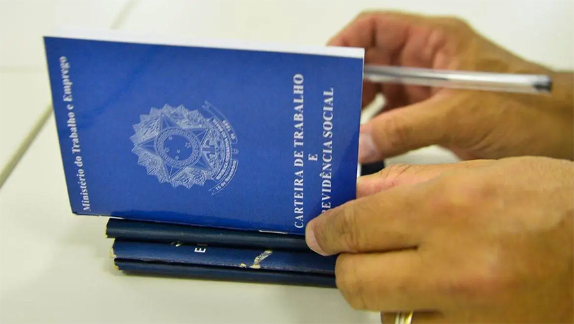 Imagem 1 - A taxa recuou em relação tanto ao trimestre anterior - encerrado em maio deste ano (8,3%) - quanto ao trimestre finalizado em agosto de 2022 (8,9%). Os dados da Pesquisa Nacional por Amostra de Domicílios Contínua (Pnad) foram divulgados nesta sexta-feira (29), no Rio de Janeiro, pelo Instituto Brasileiro de Geografia e Estatística (IBGE). A população desocupada chegou a 8,4 milhões, apresentando recuos de 5,9% (menos 528 mil pessoas) em relação ao trimestre anterior e de 13,2% (menos 1,3 milhão de pessoas) em relação ao ano anterior. Imagem 1 - A taxa recuou em relação tanto ao trimestre anterior - encerrado em maio deste ano (8,3%) - quanto ao trimestre finalizado em agosto de 2022 (8,9%). Os dados da Pesquisa Nacional por Amostra de Domicílios Contínua (Pnad) foram divulgados nesta sexta-feira (29), no Rio de Janeiro, pelo Instituto Brasileiro de Geografia e Estatística (IBGE). A população desocupada chegou a 8,4 milhões, apresentando recuos de 5,9% (menos 528 mil pessoas) em relação ao trimestre anterior e de 13,2% (menos 1,3 milhão de pessoas) em relação ao ano anterior.