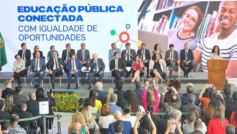 Imagem 1 - No Rio Grande do Norte, o desafio é garantir o acesso à internet de qualidade em 681 instituições de ensino, 25% das 2.760 escolas públicas de educação básica no estado. Atualmente, o Rio Grande do Norte já conta com 2.079 colégios com acesso à banda larga fixa de fibra óptica. Outro desafio é garantir conexão por Wi-Fi, o que vai envolver 1.202 instituições de ensino públicas potiguares. No país como um todo, iniciativa do Governo Federal vai garantir conexão de qualidade a 138 mil escolas de educação básica, com investimento de R$ 8,8 bilhões Imagem 1 - No Rio Grande do Norte, o desafio é garantir o acesso à internet de qualidade em 681 instituições de ensino, 25% das 2.760 escolas públicas de educação básica no estado. Atualmente, o Rio Grande do Norte já conta com 2.079 colégios com acesso à banda larga fixa de fibra óptica. Outro desafio é garantir conexão por Wi-Fi, o que vai envolver 1.202 instituições de ensino públicas potiguares. No país como um todo, iniciativa do Governo Federal vai garantir conexão de qualidade a 138 mil escolas de educação básica, com investimento de R$ 8,8 bilhões