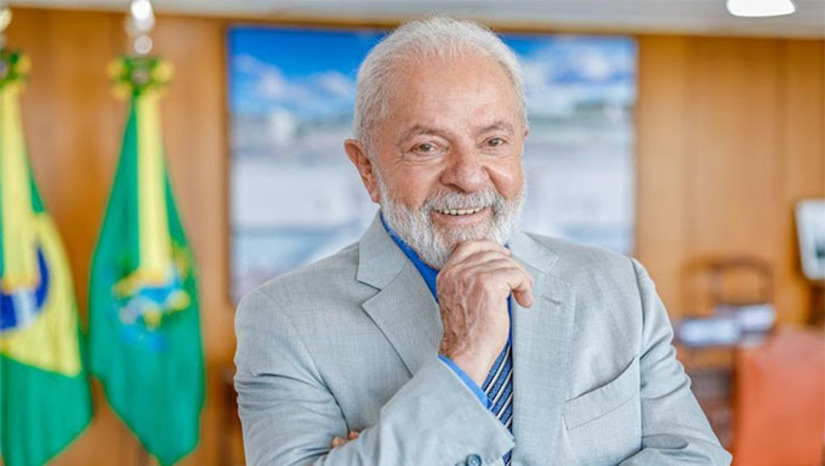 Imagem 1 - “O presidente foi submetido a uma cirurgia, que é a artroplastia do quadril, colocação de prótese, que já estava programada, e o procedimento transcorreu sem intercorrências. O presidente já se encontra acordado, indo para recuperação pós-anestésica. E nas próximas horas o presidente vai para o apartamento, não necessitando de semi-intensiva nem UTI”, explicou Roberto Kalil Filho. Segundo Giocarlo Polesello, assim que o paciente recobra a consciência após a cirurgia, já tem início a fisioterapia no leito. “Conforme os dias vão passando e a dor vai cedendo, vamos evoluindo nesses exercícios, no fortalecimento muscular. Ao ponto que, entre 4 e 6 semanas, é esperado que já tenha boa cicatrização dos tecidos operados e que já esteja andando com carga total e com equilíbrio suficiente para as atividades do dia a dia”, detalhou. Imagem 1 - “O presidente foi submetido a uma cirurgia, que é a artroplastia do quadril, colocação de prótese, que já estava programada, e o procedimento transcorreu sem intercorrências. O presidente já se encontra acordado, indo para recuperação pós-anestésica. E nas próximas horas o presidente vai para o apartamento, não necessitando de semi-intensiva nem UTI”, explicou Roberto Kalil Filho. Segundo Giocarlo Polesello, assim que o paciente recobra a consciência após a cirurgia, já tem início a fisioterapia no leito. “Conforme os dias vão passando e a dor vai cedendo, vamos evoluindo nesses exercícios, no fortalecimento muscular. Ao ponto que, entre 4 e 6 semanas, é esperado que já tenha boa cicatrização dos tecidos operados e que já esteja andando com carga total e com equilíbrio suficiente para as atividades do dia a dia”, detalhou.