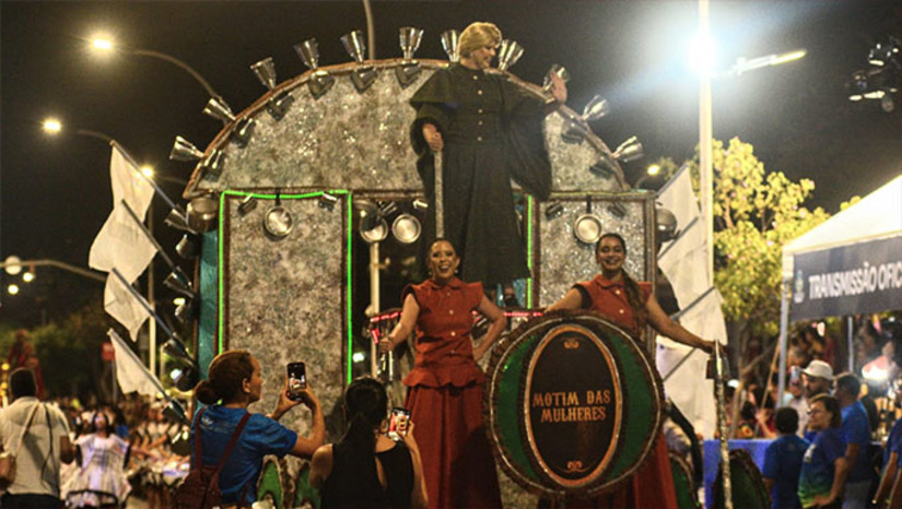 Imagem 1 -  Evento que ressalta momentos marcantes da história de Mossoró, o Cortejo da Liberdade aconteceu neste sábado (30/9), na avenida Rio Branco, na região central da cidade. O público prestigiou o evento, que reuniu importantes instituições do município, sendo prestigiado, também, pelas autoridades do município e convidados. Marcou os 140 anos da abolição dos escravos, cinco antes da Lei Aurea, além do Motim das Mulheres, Primeiro Voto Feminino e a Resistência ao Bando de Lampião.   “Para nós, um momento muito importante, de respeito à vida, de emancipação humana, em que Mossoró teve a oportunidade de emancipar o seu povo. Todos têm direitos iguais. Então, trata-se de um momento muito significativo para todos nós. Já estamos aqui comemorando, com uma grande estrutura e organização”, disse o prefeito Allyson Bezerra.