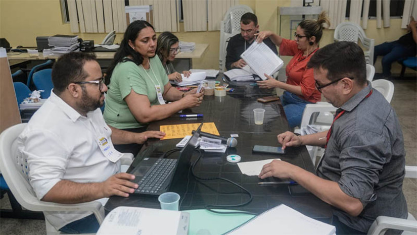 Imagem 1 -  Veja quem são os novos Conselheiros tutelares eleitos na cidade de Mossoró. O pleito realizado pelo Conselho Municipal dos Direitos da Criança e do Adolescente (COMDICA) aconteceu neste domingo (1º), em 10 escolas, setorizadas por duas zonas eleitorais. A apuração dos votos aconteceu no auditório do Centro Administrativo da Cidadania Prefeito Alcides Belo, no bairro Aeroporto. O momento foi acompanhado por membros do COMDICA, candidatos e representantes, além do Ministério Público.