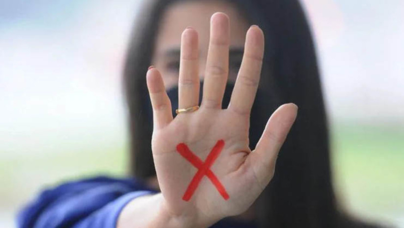 Imagem 1 - Homem é preso por importunar sexualmente uma mulher durante o desfile de 30 de Setembro. O suspeito teria tentado agarrar a vítima, que assistia o desfile, no sábado (30), e ainda teria baixado o calção e esfregado seu órgão sexual na mulher. Ao ser denunciado, ele acabou sendo preso pela GCM e levado para a delegacia de plantão, onde foi autuado por importunação sexual. O crime tem pena prevista de 1 a 5 anos de reclusão, não cabendo o pagamento de fiança. Após ser ouvido, o suspeito foi encaminhado para a cadeia pública de Mossoró, onde ficará à disposição da justiça. Imagem 1 - Homem é preso por importunar sexualmente uma mulher durante o desfile de 30 de Setembro. O suspeito teria tentado agarrar a vítima, que assistia o desfile, no sábado (30), e ainda teria baixado o calção e esfregado seu órgão sexual na mulher. Ao ser denunciado, ele acabou sendo preso pela GCM e levado para a delegacia de plantão, onde foi autuado por importunação sexual. O crime tem pena prevista de 1 a 5 anos de reclusão, não cabendo o pagamento de fiança. Após ser ouvido, o suspeito foi encaminhado para a cadeia pública de Mossoró, onde ficará à disposição da justiça.