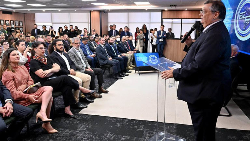 Imagem 1 - Programa nacional de enfrentamento às organizações Criminosas terá investimento de R$ 900 milhões. O Programa ENFOC foi lançado nesta segunda-feira (2). Estruturado em três ciclos (2023-2024, 2024-2025 e 2025-2026), ele contará com cinco eixos de atuação: interação institucional e informacional; eficiência dos órgãos policiais; trabalho em portos, aeroportos e fronteiras; eficiência do sistema de justiça e cooperação entre os entes. "Esse plano não é uma resposta às crises, mas é útil ao enfrentamento. E qual é o centro da nossa preocupação? O enfoque, a ênfase contra as organizações criminosas, a partir de um duplo pilar: inteligência e investigação”, disse Flávio Dino, ministro da Justiça e Segurança Pública. Imagem 1 - Programa nacional de enfrentamento às organizações Criminosas terá investimento de R$ 900 milhões. O Programa ENFOC foi lançado nesta segunda-feira (2). Estruturado em três ciclos (2023-2024, 2024-2025 e 2025-2026), ele contará com cinco eixos de atuação: interação institucional e informacional; eficiência dos órgãos policiais; trabalho em portos, aeroportos e fronteiras; eficiência do sistema de justiça e cooperação entre os entes. "Esse plano não é uma resposta às crises, mas é útil ao enfrentamento. E qual é o centro da nossa preocupação? O enfoque, a ênfase contra as organizações criminosas, a partir de um duplo pilar: inteligência e investigação”, disse Flávio Dino, ministro da Justiça e Segurança Pública.