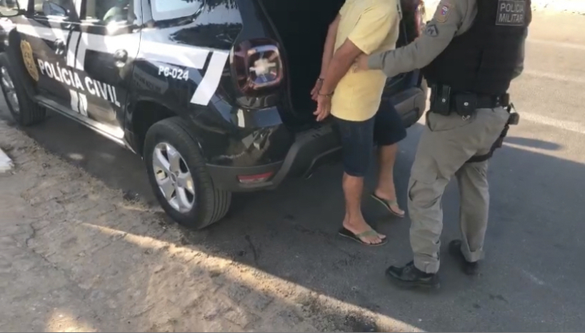 Imagem 1 - Suspeito de estuprar e ameaçar criança de 8 anos é preso no município de Paraná/RN. O crime teria acontecido no final de 2022, mas o suspeito, um homem, de 40 anos, estava respondendo ao processo em liberdade. No entanto, de acordo com o delegado de Luís Gomes, Hércules Freitas, o homem estava ameaçando a vítimas e as testemunhas, que também são crianças. Por este motivos, a justiça expediu um mandado de prisão preventiva contra ele, que foi cumprido nesta segunda-feira (2). Imagem 1 - Suspeito de estuprar e ameaçar criança de 8 anos é preso no município de Paraná/RN. O crime teria acontecido no final de 2022, mas o suspeito, um homem, de 40 anos, estava respondendo ao processo em liberdade. No entanto, de acordo com o delegado de Luís Gomes, Hércules Freitas, o homem estava ameaçando a vítimas e as testemunhas, que também são crianças. Por este motivos, a justiça expediu um mandado de prisão preventiva contra ele, que foi cumprido nesta segunda-feira (2).