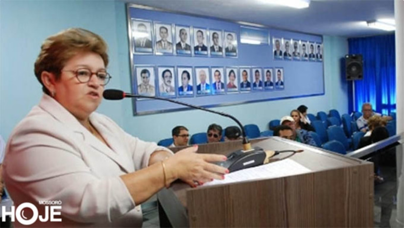 Imagem 1 - Na mesma sentença, também foram condenados o marido de Izabel da Caixa, José Nicodemos Holanda Montenegro, e o filho dela, o cantor Paulo Henrique Araújo Holanda Montenegro; Cada um pegou 4 anos e 8 meses de prisão; Os três vão poder recorrer em liberdade. A decisão assinada pelo juiz Antônio Menezes Cabral Fagundes teve como base as provas juntadas pelo Ministério Público Estadual na Operação Sal Grosso, realizada há 16 anos (14 de novembro 2007), na Câmara Municipal de Mossoró. Imagem 1 - Na mesma sentença, também foram condenados o marido de Izabel da Caixa, José Nicodemos Holanda Montenegro, e o filho dela, o cantor Paulo Henrique Araújo Holanda Montenegro; Cada um pegou 4 anos e 8 meses de prisão; Os três vão poder recorrer em liberdade. A decisão assinada pelo juiz Antônio Menezes Cabral Fagundes teve como base as provas juntadas pelo Ministério Público Estadual na Operação Sal Grosso, realizada há 16 anos (14 de novembro 2007), na Câmara Municipal de Mossoró.