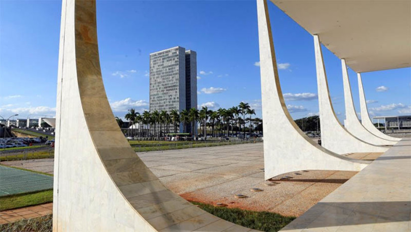 Imagem 1 -  [COLUNA ESPLANADA] A defesa do presidente do Congresso Nacional, Rodrigo Pacheco (PSD-MG), de criação de um mandato para os ministros do STF acirrou ainda mais os ânimos entre os dois Poderes que têm disputado protagonismo nos últimos dias. Logo após STF derrubar a tese do marco temporal, senadores aprovaram um Projeto de Lei com teor contrário (estabelecendo o marco). Uma comissão do Senado também aprovou ontem proposta que impede os sindicatos de exigirem o pagamento da contribuição sindical. Em setembro, o STF considerou válido o pagamento. A primeira crítica ao presidente Pacheco partiu do decano da Suprema Corte, Gilmar Mendes, que definiu a proposta de criação de mandato como “esforço retórico”. O atual presidente da Corte, Luís Roberto Barroso, também é contra a proposta.Pacheco quer discutir texto preliminar para o projeto ainda neste ano.