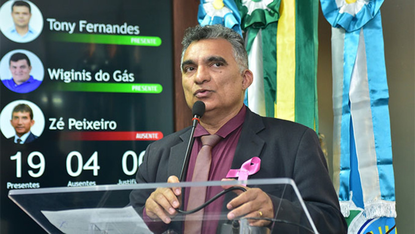Imagem 1 - De acordo com Francisco Carlos, o diretor-presidente da Caern, Roberto Linhares, demonstrou desatenção com a Câmara Municipal ao ignorar o convite para prestar esclarecimentos sobre a falta de água em diversos bairros de Mossoró e quer, desde já, iniciar os debates sobre a concessão dada a CAERN em 2005 e, que, deve ser renovada em 2025. “Como um dos maiores cargos da Caern vem a Mossoró e, de forma irritada, vem afrontar o povo de Mossoró, com uma fala dessas?”, reagiu o vereador Genilson Alves ao termo cunhado pelo presidente da CAERN: "Bateu, vai levar" “Um dos papéis da Câmara Municipal é cobrar. A Câmara cobra e vai continuar cobrando. Se é ‘bateu, levou’, então estou aqui para levar, porque vou continuar cobrando. O povo de Mossoró pagando água, sem ter. Isso é um absurdo”, reagiu Raério Araújo. Por outro lado, a CAERN diz que o contrato está vigente até 2051 e que o convite da Câmara para esclarecer os fatos, não especificava data. Acrescenta que a Prefeitura de Mossoró deve mais de 100 milhões a CAERN e que isto compromete os investimento no sistema e consequentemente na melhoria da prestação de serviços. Imagem 1 - De acordo com Francisco Carlos, o diretor-presidente da Caern, Roberto Linhares, demonstrou desatenção com a Câmara Municipal ao ignorar o convite para prestar esclarecimentos sobre a falta de água em diversos bairros de Mossoró e quer, desde já, iniciar os debates sobre a concessão dada a CAERN em 2005 e, que, deve ser renovada em 2025. “Como um dos maiores cargos da Caern vem a Mossoró e, de forma irritada, vem afrontar o povo de Mossoró, com uma fala dessas?”, reagiu o vereador Genilson Alves ao termo cunhado pelo presidente da CAERN: "Bateu, vai levar" “Um dos papéis da Câmara Municipal é cobrar. A Câmara cobra e vai continuar cobrando. Se é ‘bateu, levou’, então estou aqui para levar, porque vou continuar cobrando. O povo de Mossoró pagando água, sem ter. Isso é um absurdo”, reagiu Raério Araújo. Por outro lado, a CAERN diz que o contrato está vigente até 2051 e que o convite da Câmara para esclarecer os fatos, não especificava data. Acrescenta que a Prefeitura de Mossoró deve mais de 100 milhões a CAERN e que isto compromete os investimento no sistema e consequentemente na melhoria da prestação de serviços.
