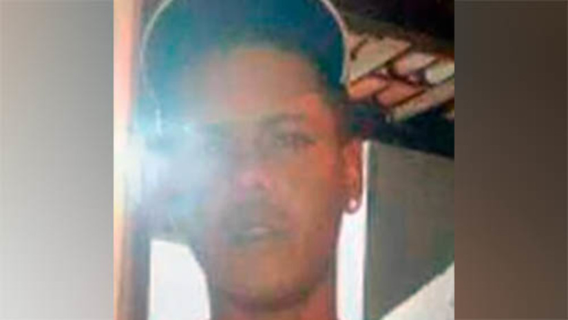Imagem 1 - Homem é assassinado enquanto visitava o município de Pau dos Ferros. A vítima foi identificada como João Paulo Marcelino do Nascimento, de 28 anos. O crime aconteceu por volta das 20h desta terça-feira (3), no bairro Paraíso. O homem tinha saído da cidade de Natal para visitar uns parentes em Pau dos Ferros. Ele foi raptado, levado para uma região de mata e executado a tiros. A polícia já identificou o autor dos disparos, um adolescente de 17 anos, conhecido como “Gato Preto”. De acordo com o delegado Carlos Michel, os primeiros indícios apontam para um crime motivado por disputa de facções. A PM realizou a apreensão do menor e o delegado representou para a internação dele, para cumprimento de medida socioeducativa. Imagem 1 - Homem é assassinado enquanto visitava o município de Pau dos Ferros. A vítima foi identificada como João Paulo Marcelino do Nascimento, de 28 anos. O crime aconteceu por volta das 20h desta terça-feira (3), no bairro Paraíso. O homem tinha saído da cidade de Natal para visitar uns parentes em Pau dos Ferros. Ele foi raptado, levado para uma região de mata e executado a tiros. A polícia já identificou o autor dos disparos, um adolescente de 17 anos, conhecido como “Gato Preto”. De acordo com o delegado Carlos Michel, os primeiros indícios apontam para um crime motivado por disputa de facções. A PM realizou a apreensão do menor e o delegado representou para a internação dele, para cumprimento de medida socioeducativa.