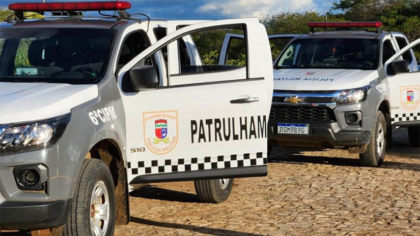 Imagem 1 -  Idoso de 75 anos é preso por explorar sexualmente uma adolescente e mantê-la em cárcere, em Apodi. O resgate da menor, realizado pela  6ª Companhia Independente da Polícia Militar (6ª CIPM) e agentes da Polícia Civil, aconteceu nesta quarta-feira (4), após as forças de segurança receberem uma denúncia anônima que levou as autoridades ao local onde a vítima estava sendo mantida em cárcere e onde aconteciam os abusos. Tanto o suspeito quanto a menina foram conduzidos à Delegacia de Apodi, onde um auto de prisão em flagrante foi formalizado. Todo o procedimento foi acompanhado pelo Conselho Tutelar de Apodi, garantindo assim que os direitos da vítima fossem respeitados e que as medidas necessárias fossem tomadas para seu bem-estar.