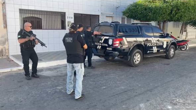 Imagem 1 -  Investigado por dois homicídios e uma tentativa, além de tráfico de drogas é preso em Areia Branca. Contra Ítalo Silva de Mendonça, de 18 anos, havia dois mandados de prisão em aberto, que foram cumpridos pelas equipes da 42ª Delegacia de Polícia Civil (DP de Areia Branca), em ação conjunta com equipe da Divisão Especializada de Investigação e Combate ao Crime Organizado (DEICOR). Após a prisão, ele confessou o homicídio de duas pessoas e a tentativa de homicídio de uma terceira vítima, crimes que teriam sido cometidos quando ainda era menor. Ítalo, que ainda responde por tráfico de drogas, foi também foi preso em flagrante por porte ilegal de arma de fogo.