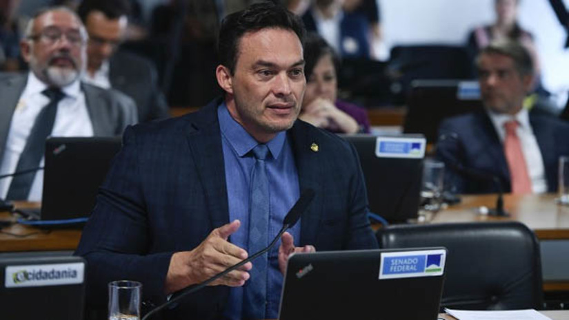 Imagem 1 - CAE aprova PL que impede os sindicatos de exigirem o pagamento da contribuição sindical . O texto do senador Styvenson Valentim (Podemos-RN) recebeu relatório favorável do senador Rogério Marinho (PL-RN) e segue para a Comissão de Assuntos Sociais (CAS). A proposição altera a Consolidação das Leis do Trabalho (CLT — Decreto-Lei 5.452, de 1943). De acordo com o projeto, mesmo que seja filiado, o trabalhador deve autorizar prévia e expressamente a cobrança de contribuições aos sindicatos da categoria econômica ou profissional. “O pagamento da contribuição sindical deve ser uma escolha do trabalhador, não uma imposição”, disse o Senador Styvenson, que alertou que “não existe uma generalidade de sindicatos no país”, ou seja, “nem todo mundo é sindicalizado ou filiado”. Imagem 1 - CAE aprova PL que impede os sindicatos de exigirem o pagamento da contribuição sindical . O texto do senador Styvenson Valentim (Podemos-RN) recebeu relatório favorável do senador Rogério Marinho (PL-RN) e segue para a Comissão de Assuntos Sociais (CAS). A proposição altera a Consolidação das Leis do Trabalho (CLT — Decreto-Lei 5.452, de 1943). De acordo com o projeto, mesmo que seja filiado, o trabalhador deve autorizar prévia e expressamente a cobrança de contribuições aos sindicatos da categoria econômica ou profissional. “O pagamento da contribuição sindical deve ser uma escolha do trabalhador, não uma imposição”, disse o Senador Styvenson, que alertou que “não existe uma generalidade de sindicatos no país”, ou seja, “nem todo mundo é sindicalizado ou filiado”.