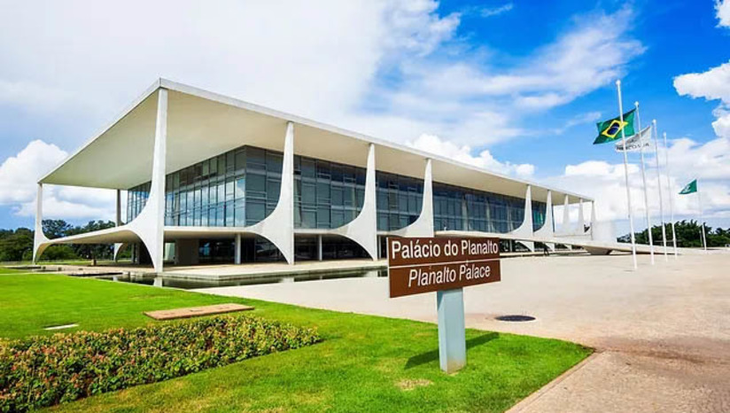 Imagem 1 -  [COLUNA ESPLANADA] Líderes governistas no Senado e ministros palacianos estão numa encruzilhada e tentam chegar a um consenso sobre a orientação que vão levar ao presidente Lula sobre o Marco Temporal das Terras Indígenas, aprovado pelo Senado. Uma ala defende veto total ao projeto, enquanto outra avalia que apenas trechos devem ser derrubados. O presidente Lula tem até o dia 20 de outubro para avaliar a sanção à proposta. Se o veto for parcial, alguns pontos polêmicos já foram mapeados pelos conselheiros do petista. Entre eles, a liberação de empreendimentos sem que os indígenas sejam consultados e autorização do garimpo e a plantação de transgênicos dentro de terras indígenas. A Comissão Guarani da Verdade, que representa o povo Avá-Guarani, protocolou uma carta ao presidente Lula na qual pede o veto total da proposta.