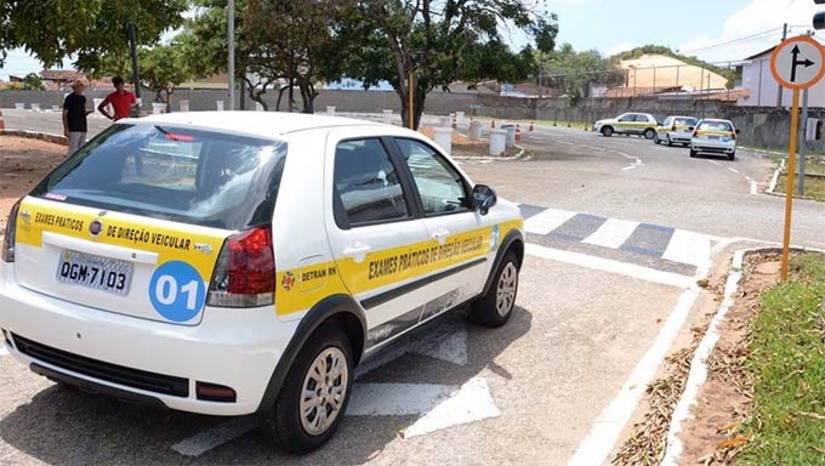 Imagem 1 - O exame prático monitorado de direção veicular é a última etapa para tirar a CNH para quem está apto nos exames médico e psicológico, e que concluiu as aulas teóricas e práticas. Em Mossoró, onde há aplicação diária de testes, os exames podem ser agendados diretamente pela internet no Portal de Serviços do Detran, no endereço https://portal.detran.rn.gov.br. O usuário realiza o cadastro no Portal, cadastra login e senha, em seguida faz o Agendamento do teste. Imagem 1 - O exame prático monitorado de direção veicular é a última etapa para tirar a CNH para quem está apto nos exames médico e psicológico, e que concluiu as aulas teóricas e práticas. Em Mossoró, onde há aplicação diária de testes, os exames podem ser agendados diretamente pela internet no Portal de Serviços do Detran, no endereço https://portal.detran.rn.gov.br. O usuário realiza o cadastro no Portal, cadastra login e senha, em seguida faz o Agendamento do teste.