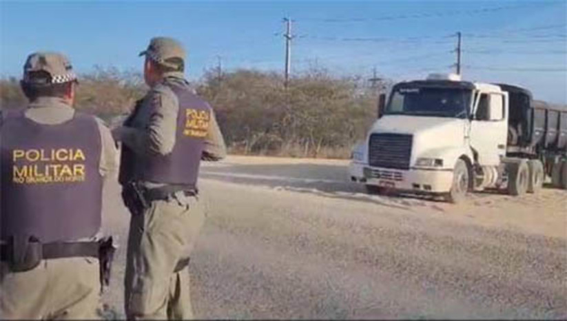 Imagem 1 - Motorista é morto a tiros dentro de caminhão na RN 015, saída de Mossoró para Baraúna. O crime aconteceu na tarde desta sexta-feira. O corpo da vítima, identificada até o momento apenas como “Marujo”, foi encontrado dentro do veículo, nas proximidades da antiga fazenda dos Porcinos. De acordo com a polícia militar, uma guarnição foi acionada e, chegando ao local, ainda acionou o Samu, mas o motorista já estava em óbito. Populares que estavam nas proximidades informaram que ouviram os disparos, mas que não viram suspeitos. A DHPP vai investigar o caso. Imagem 1 - Motorista é morto a tiros dentro de caminhão na RN 015, saída de Mossoró para Baraúna. O crime aconteceu na tarde desta sexta-feira. O corpo da vítima, identificada até o momento apenas como “Marujo”, foi encontrado dentro do veículo, nas proximidades da antiga fazenda dos Porcinos. De acordo com a polícia militar, uma guarnição foi acionada e, chegando ao local, ainda acionou o Samu, mas o motorista já estava em óbito. Populares que estavam nas proximidades informaram que ouviram os disparos, mas que não viram suspeitos. A DHPP vai investigar o caso.