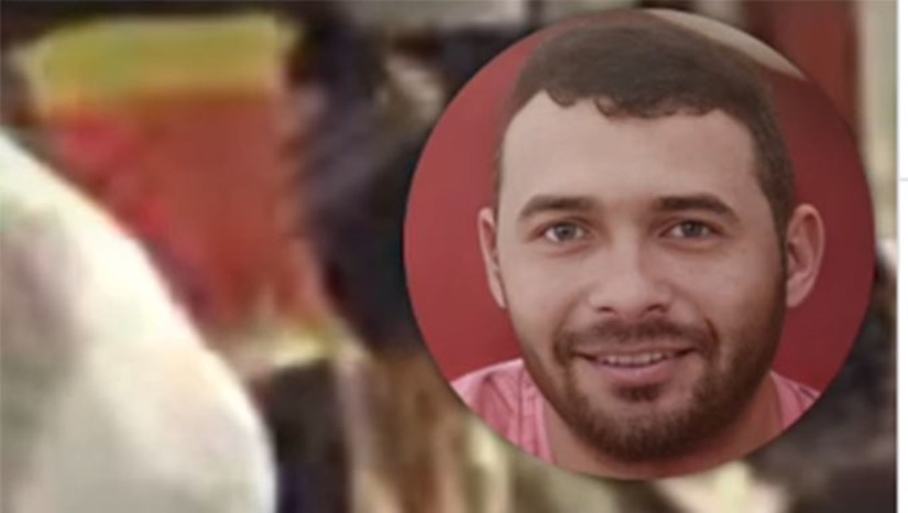 Imagem 1 - Momento do ataque, haviam crianças e idosos por perto. Uma criança foi alvejada e levada para o Hospital Regional de Pau dos Ferros. Não corre risco de morte. Antônio Romário, baleado várias vezes e morreu no local, havia sido preso no dia 6 de novembro de 2015 e absolvido em julho de 2017 do assassinato do comerciante Galego de Bastião, ocorrido no dia 5 de novembro de 2015, em Lucrécia. Este crime teria sido uma vingança patrocinada por Humberto Patrick Cavalcante de Oliveira e Marcelo Oliveira da Silva e o pistoleiro Ezequias Agostinho da Silva, o Galego Feio, e foi esclarecido na Operação Laços de Sangue, que investiga guerra entre famílias no Alto Oeste do Rio Grande do Norte e Alto Sertão da Paraíba que começou há cerca de 4 décadas. Imagem 1 - Momento do ataque, haviam crianças e idosos por perto. Uma criança foi alvejada e levada para o Hospital Regional de Pau dos Ferros. Não corre risco de morte. Antônio Romário, baleado várias vezes e morreu no local, havia sido preso no dia 6 de novembro de 2015 e absolvido em julho de 2017 do assassinato do comerciante Galego de Bastião, ocorrido no dia 5 de novembro de 2015, em Lucrécia. Este crime teria sido uma vingança patrocinada por Humberto Patrick Cavalcante de Oliveira e Marcelo Oliveira da Silva e o pistoleiro Ezequias Agostinho da Silva, o Galego Feio, e foi esclarecido na Operação Laços de Sangue, que investiga guerra entre famílias no Alto Oeste do Rio Grande do Norte e Alto Sertão da Paraíba que começou há cerca de 4 décadas.