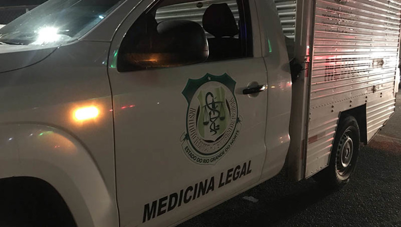 Imagem 1 - Polícia registra dois homicídios na cidade de Mossoró na noite deste domingo, 8. O primeiro crime aconteceu por volta das 19h30, no Pirrrichil, região do grande Alto de São Manoel. A vítima foi identificada como Leonardo Anderson Silva Bezerra, de 36 anos. Conta ele havia um mandado de prisão em aberto, sendo considerado foragido da justiça; já por volta das 23h40, a segunda vítima, que ainda não foi identificada, foi encontrada morta às margens da BR 304, na região da Maísa, zona rural de Mossoró. O homem foi assassinado a tiros. A equipe da Delegacia de Homicídios e Proteção à Pessoa (DHPP) vai investigar o caso. Imagem 1 - Polícia registra dois homicídios na cidade de Mossoró na noite deste domingo, 8. O primeiro crime aconteceu por volta das 19h30, no Pirrrichil, região do grande Alto de São Manoel. A vítima foi identificada como Leonardo Anderson Silva Bezerra, de 36 anos. Conta ele havia um mandado de prisão em aberto, sendo considerado foragido da justiça; já por volta das 23h40, a segunda vítima, que ainda não foi identificada, foi encontrada morta às margens da BR 304, na região da Maísa, zona rural de Mossoró. O homem foi assassinado a tiros. A equipe da Delegacia de Homicídios e Proteção à Pessoa (DHPP) vai investigar o caso.
