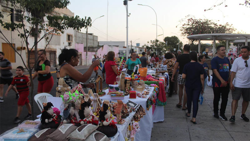 Imagem 1 -  Projeto “Arte Potiguar” é iniciado com a Feira Semanal de Artesanato no Memorial da Resistência. A iniciativa é realizada pela Secretaria Municipal de Desenvolvimento Econômico, Inovação e Turismo (SEDINT). Ao todo, 90 artesãos do município estão habilitados para participarem do projeto e exporem suas produções no local. Houve um chamamento público de todos os artesãos do município, cadastrados no Sistema Nacional de Cadastro dos Artesãos do Brasil (SICAB). A feira de artesanato no Memorial da Resistência ocorrerá aos sábados e domingos, das 16h às 20h.