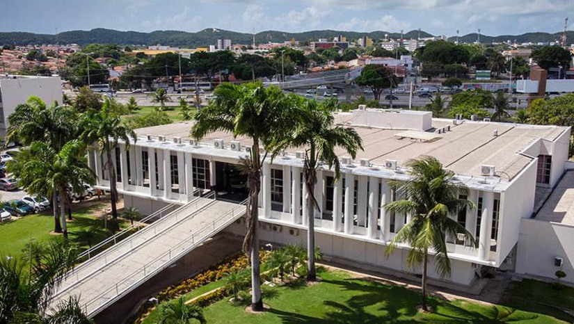 Imagem 1 - Governo do RN decreta ponto facultativo no dia 13 de outubro; gestores poderão decidir sobre a adesão. De acordo com o decreto publicado no DOE, o ponto facultativo “não se estende às forças policiais civis e militares, às unidades e serviços considerados essenciais que, por sua natureza, não possam ser paralisados ou interrompidos”. Além disso, competirá aos dirigentes máximos dos órgãos e entidades da Administração Indireta, Autárquica e Fundacional do Estado dispor sobre a adesão ao ponto facultativo. Imagem 1 - Governo do RN decreta ponto facultativo no dia 13 de outubro; gestores poderão decidir sobre a adesão. De acordo com o decreto publicado no DOE, o ponto facultativo “não se estende às forças policiais civis e militares, às unidades e serviços considerados essenciais que, por sua natureza, não possam ser paralisados ou interrompidos”. Além disso, competirá aos dirigentes máximos dos órgãos e entidades da Administração Indireta, Autárquica e Fundacional do Estado dispor sobre a adesão ao ponto facultativo.