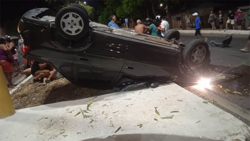 Imagem 1 -  Condutor embriagado colide em duas motocicletas e capota carro na BR 405, em Mossoró. O caso aconteceu na noite deste domingo (8), no bairro Aeroporto, no acesso à Rua Antônio Vieira de Sá. De acordo com informações da PRF, um jovem de 18 anos, condutor de um Classic verde perdeu o controle do veículo e colidiu em duas motocicletas. O teste do bafômetro resultou no valor de 1,02 miligramas de álcool por litro de ar expelido pelos pulmões. O motorista foi preso e a ocorrência foi encaminhada à Delegacia de Plantão da Polícia Civil em Mossoró/RN. Não houve óbitos.