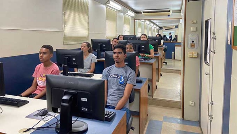 Imagem 1 -  Iniciou nesta segunda-feira (09), o curso de informática básica e sistema operacional e MS Office promovido através da parceria entre Prefeitura de Grossos e Fecomércio RN. Suas duas turmas formadas por 28 alunos nos turnos matutino e espertino. No total, serão 100 horas aulas.   O curso tem como objetivo democratizar o acesso à educação profissional, por meio do Programa Senac Móvel. Durante 30 dias a carreta-escola ficará estacionada no centro da cidade, na Travessa Souza Machado, em frente a Prefeitura Municipal de Grossos.