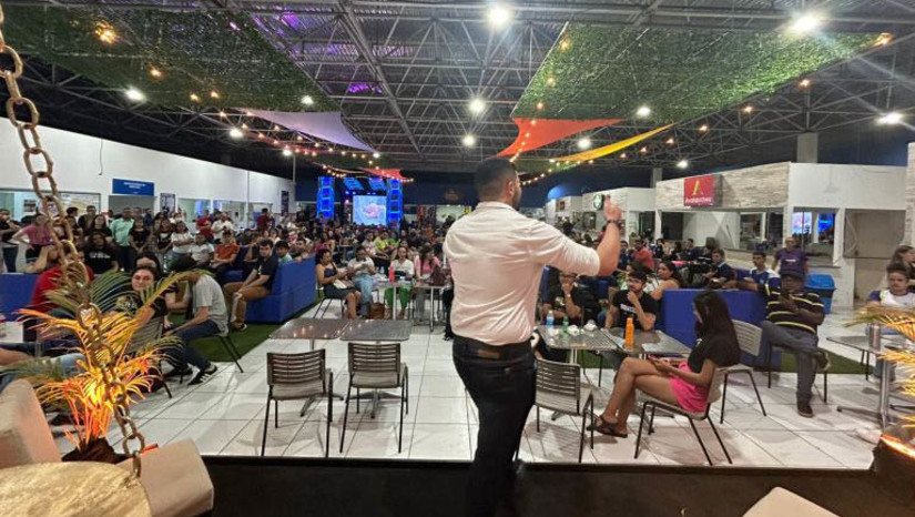 Imagem 1 - Mossoró: Feira de Empregabilidade realizada pela UnP é destaque na Organização Mundial do Turismo. Evento realizado em setembro fez parte das comemorações do Dia Mundial do Turismo e teve parceria da ProTurismo. Em Mossoró, a Feira realizada na Universidade Potiguar (UnP), contou com a participação de estudantes de Ensino Médio, universidades, discentes e docentes da UnP, profissionais, empresários, empreendedores e o público interessado nos temas abordados. O evento foi totalmente gratuito. Imagem 1 - Mossoró: Feira de Empregabilidade realizada pela UnP é destaque na Organização Mundial do Turismo. Evento realizado em setembro fez parte das comemorações do Dia Mundial do Turismo e teve parceria da ProTurismo. Em Mossoró, a Feira realizada na Universidade Potiguar (UnP), contou com a participação de estudantes de Ensino Médio, universidades, discentes e docentes da UnP, profissionais, empresários, empreendedores e o público interessado nos temas abordados. O evento foi totalmente gratuito.