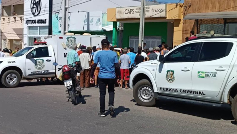 Imagem 1 - Mulher é assassinada e tem corpo parcialmente carbonizado dentro do CAPS de Apodi. O crime aconteceu por volta das 4h desta terça-feira (10). A vítima, identificada como Maria Dorineide Oliveira de Carvalho, era paciente do local. De acordo com informações do delegado Tiago Biscoli de Pizzol, sabe-se até o momento que a mulher foi golpeada a pedradas, no rosto, mas ainda não é possível definir se esta teria sido a causa do morte ou se ela ainda estava viva quando o suspeito ateou fogo em seu corpo. Um homem identificado como Antônio Flávio Costa Oliveira foi preso e teria confessado o crime, mas ele ainda não foi ouvido formalmente pelo delegado. Imagem 1 - Mulher é assassinada e tem corpo parcialmente carbonizado dentro do CAPS de Apodi. O crime aconteceu por volta das 4h desta terça-feira (10). A vítima, identificada como Maria Dorineide Oliveira de Carvalho, era paciente do local. De acordo com informações do delegado Tiago Biscoli de Pizzol, sabe-se até o momento que a mulher foi golpeada a pedradas, no rosto, mas ainda não é possível definir se esta teria sido a causa do morte ou se ela ainda estava viva quando o suspeito ateou fogo em seu corpo. Um homem identificado como Antônio Flávio Costa Oliveira foi preso e teria confessado o crime, mas ele ainda não foi ouvido formalmente pelo delegado.