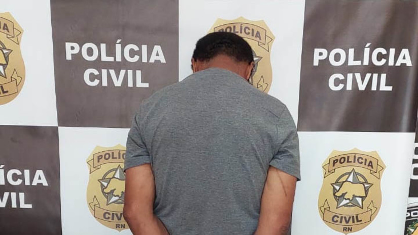 Imagem 1 - A prisão aconteceu nesta terça-feira (10), no âmbito da Operação “Paz”, deflagrada simultaneamente pelo Ministério da Justiça e Segurança Pública (MJSP) em doze estados brasileiros em setembro de 2023, com o objetivo de combate a Mortes Violentas Intencionais, agindo contra o tráfico de drogas e organizações criminosas, dentre outras ações. O preso, um homem de 59 anos, identificado como Valdeci Francisco de Souza, vinha sendo investigado por roubo. A prisão aconteceu em um sítio, localizado na zona rural de São Miguel. Imagem 1 - A prisão aconteceu nesta terça-feira (10), no âmbito da Operação “Paz”, deflagrada simultaneamente pelo Ministério da Justiça e Segurança Pública (MJSP) em doze estados brasileiros em setembro de 2023, com o objetivo de combate a Mortes Violentas Intencionais, agindo contra o tráfico de drogas e organizações criminosas, dentre outras ações. O preso, um homem de 59 anos, identificado como Valdeci Francisco de Souza, vinha sendo investigado por roubo. A prisão aconteceu em um sítio, localizado na zona rural de São Miguel.