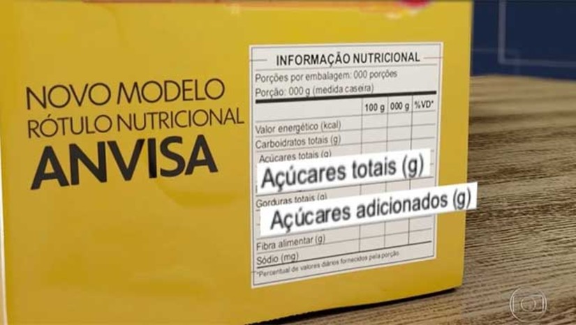 Imagem 1 - A exigência para que as indústrias coloquem na frente das embalagens e de forma bem visível a informação sobre quantidades elevadas de açúcar, gordura ou sódio serve para dar ao consumidor a chance de perceber quando o produto pode fazer mal à saúde e fazer a escolha que achar adequada. Os pequenos produtores têm até outubro de 2024 para se adequar às normas. Já quem produz bebidas em embalagens retornáveis tem um prazo maior: até outubro de 2025. A nova medida vale pra bebidas e alimentos fabricados a partir de outubro do ano passado. No entanto, poucos produtos nas prateleiras estão atualizados. Imagem 1 - A exigência para que as indústrias coloquem na frente das embalagens e de forma bem visível a informação sobre quantidades elevadas de açúcar, gordura ou sódio serve para dar ao consumidor a chance de perceber quando o produto pode fazer mal à saúde e fazer a escolha que achar adequada. Os pequenos produtores têm até outubro de 2024 para se adequar às normas. Já quem produz bebidas em embalagens retornáveis tem um prazo maior: até outubro de 2025. A nova medida vale pra bebidas e alimentos fabricados a partir de outubro do ano passado. No entanto, poucos produtos nas prateleiras estão atualizados.
