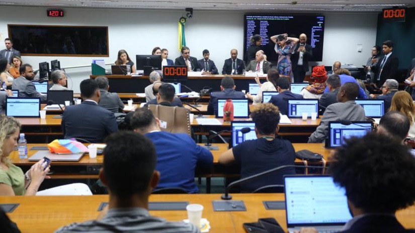 Imagem 1 - Comissão da Câmara aprova projeto que proíbe o casamento entre pessoas do mesmo sexo. A aprovação da proposta contraria a atual jurisprudência brasileira. Desde 2011, o Supremo Tribunal Federal (STF) reconhece a união entre casais do mesmo sexo como entidade familiar. O parecer do relator, deputado Pastor Eurico (PL-PE), recebeu 12 votos favoráveis e cinco contrários. A proposta ainda será analisada nas comissões de Direitos Humanos, Minorias e Igualdade Racial; e de Comissão de Constituição e Justiça e de Cidadania (CCJ). Se for aprovada, seguirá para o Senado. Imagem 1 - Comissão da Câmara aprova projeto que proíbe o casamento entre pessoas do mesmo sexo. A aprovação da proposta contraria a atual jurisprudência brasileira. Desde 2011, o Supremo Tribunal Federal (STF) reconhece a união entre casais do mesmo sexo como entidade familiar. O parecer do relator, deputado Pastor Eurico (PL-PE), recebeu 12 votos favoráveis e cinco contrários. A proposta ainda será analisada nas comissões de Direitos Humanos, Minorias e Igualdade Racial; e de Comissão de Constituição e Justiça e de Cidadania (CCJ). Se for aprovada, seguirá para o Senado.