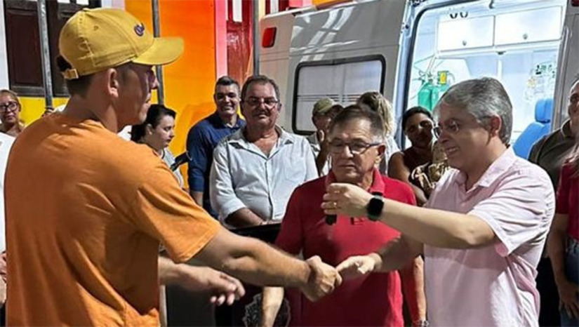 Imagem 1 - Investimento com recursos próprios foram de R$ 570 mil. Dr. Artur Vale assegurou também que os investimentos continuarão acontecendo na saúde e em todas as áreas dos serviços públicos prestados à população. “Os investimentos continuarão sendo feitos por nossa gestão, na cidade e na zona rural. A nossa determinação, desde sempre, é transformar para melhor a vida das pessoas, e isso não abriremos mão um segundo sequer”, concluiu o prefeito Dr Artur Vale Imagem 1 - Investimento com recursos próprios foram de R$ 570 mil. Dr. Artur Vale assegurou também que os investimentos continuarão acontecendo na saúde e em todas as áreas dos serviços públicos prestados à população. “Os investimentos continuarão sendo feitos por nossa gestão, na cidade e na zona rural. A nossa determinação, desde sempre, é transformar para melhor a vida das pessoas, e isso não abriremos mão um segundo sequer”, concluiu o prefeito Dr Artur Vale