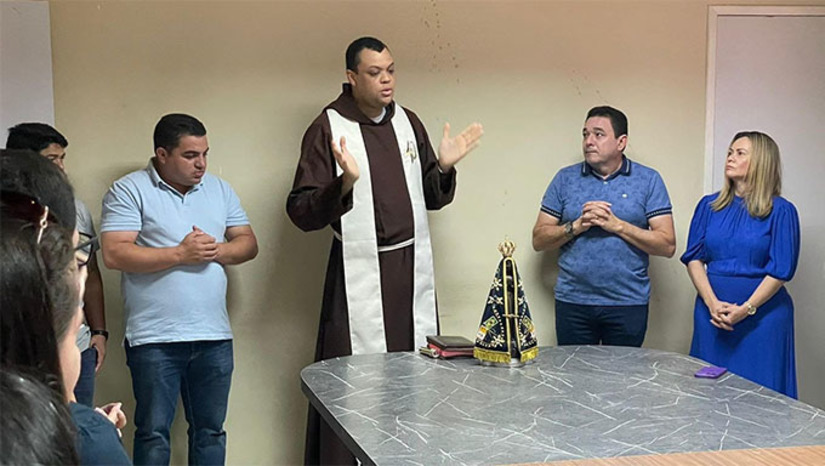 Imagem 1 - O administrador paroquial Frei Josias Neto conduziu a cerimônia, proferindo palavras de inspiração e destacando a significativa presença da padroeira na vida dos cidadãos locais. Sua mensagem enfatizou a importância de valores como solidariedade, compaixão e esperança, que Nossa Senhora Aparecida simboliza para tantas pessoas. Esse evento simboliza a união entre a fé e a esfera pública, ressaltando o papel significativo da religião na cultura e na vida cotidiana da cidade. Imagem 1 - O administrador paroquial Frei Josias Neto conduziu a cerimônia, proferindo palavras de inspiração e destacando a significativa presença da padroeira na vida dos cidadãos locais. Sua mensagem enfatizou a importância de valores como solidariedade, compaixão e esperança, que Nossa Senhora Aparecida simboliza para tantas pessoas. Esse evento simboliza a união entre a fé e a esfera pública, ressaltando o papel significativo da religião na cultura e na vida cotidiana da cidade.