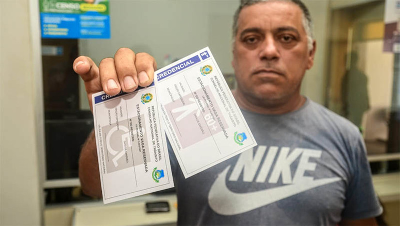 Imagem 1 - Cartões do Idoso e do Deficiente podem ser solicitados digitalmente; mais de mil já foram emitidos em 2023. A solicitação do documento pode ser realizada por meio do site da Prefeitura de Mossoró, na aba “Mossoró Digital”. Os cartões são destinados às pessoas com mais de 60 anos ou com deficiência, visando o acesso a benefícios de estacionamento. O objetivo é buscar sempre a promoção da inclusão e da igualdade. Os beneficiários que desejarem solicitar o cartão também têm a opção de procurar a sede da Secretaria de Segurança, Defesa Civil e Trânsito (Sesdem), ao lado da igreja de São João, no bairro Doze Anos. Imagem 1 - Cartões do Idoso e do Deficiente podem ser solicitados digitalmente; mais de mil já foram emitidos em 2023. A solicitação do documento pode ser realizada por meio do site da Prefeitura de Mossoró, na aba “Mossoró Digital”. Os cartões são destinados às pessoas com mais de 60 anos ou com deficiência, visando o acesso a benefícios de estacionamento. O objetivo é buscar sempre a promoção da inclusão e da igualdade. Os beneficiários que desejarem solicitar o cartão também têm a opção de procurar a sede da Secretaria de Segurança, Defesa Civil e Trânsito (Sesdem), ao lado da igreja de São João, no bairro Doze Anos.