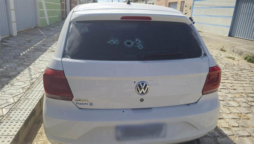 Imagem 1 -  Carro usado pelo comandante da GCM de Mossoró é alvo de atentado a tiros no Alto do Sumaré. O crime aconteceu durante a madrugada desta quarta-feira (11). O veículo estava estacionado em frente a uma residência, quando foi atacado. Ninguém ficou ferido. Não há suspeitos até o momento. O comandante da Guarda Civil Municipal de Mossoró já compareceu à delegacia para realizar o boletim de ocorrência. O caso será investigado pela 38ª Delegacia Distrital da Polícia Civil.