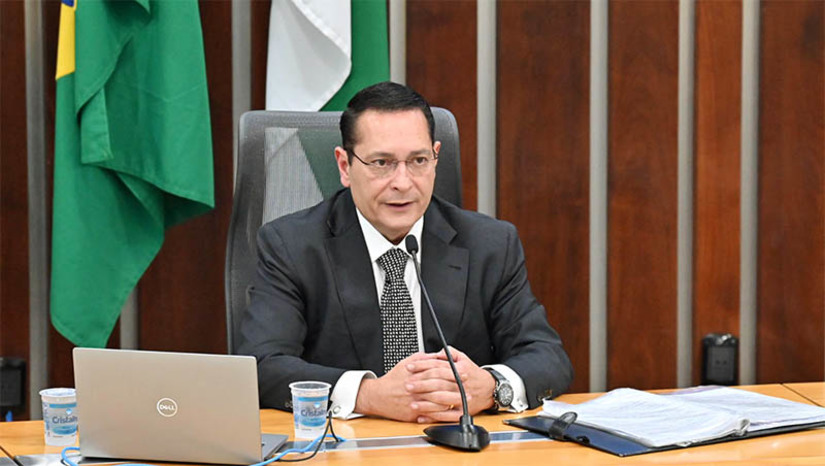 Imagem 1 - Presidente da ALRN apresenta requerimento voltados a municípios das regiões Trairi e Agreste. As solicitações, realizadas pelo deputado Ezequiel Ferreira, envolvem as áreas de infraestrutura, saúde, educação, transporte, entre outros. Entre os requerimento está aumento do efetivo policial para a cidade de Arez, obras de pavimentação para Nova Cruz, uma ambulância da Boa Saúde e realização de estudo para melhoria da oferta de água na zona rural de Serra Caiada. Imagem 1 - Presidente da ALRN apresenta requerimento voltados a municípios das regiões Trairi e Agreste. As solicitações, realizadas pelo deputado Ezequiel Ferreira, envolvem as áreas de infraestrutura, saúde, educação, transporte, entre outros. Entre os requerimento está aumento do efetivo policial para a cidade de Arez, obras de pavimentação para Nova Cruz, uma ambulância da Boa Saúde e realização de estudo para melhoria da oferta de água na zona rural de Serra Caiada.