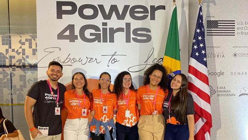 Imagem 1 - Estudantes do IFRN ganham prêmio nacional com projeto de cadeira de rodas para estradas carroçáveis. O grupo “Inclusão100limites”, composto pelo orientador José Eric, pela mentora Andreia Santos e pelas alunas Ana Beatriz, Ana Luiza, Lanna Rebeca e Maria Júlia, do campus Apodi, conquistou o terceiro lugar nacional no “Programa Power4Girls - Empower to Lead!”, promovido pela Embaixada e Consulados dos EUA no Brasil. O evento aconteceu em Brasília, entre os dias 5 e 7 de outubro. O projeto premiado visa a prototipação de uma cadeira de rodas que proporciona a acessibilidade de pessoas cadeirantes ou com mobilidade reduzida em estradas rurais carroçáveis ou de difícil acesso. Imagem 1 - Estudantes do IFRN ganham prêmio nacional com projeto de cadeira de rodas para estradas carroçáveis. O grupo “Inclusão100limites”, composto pelo orientador José Eric, pela mentora Andreia Santos e pelas alunas Ana Beatriz, Ana Luiza, Lanna Rebeca e Maria Júlia, do campus Apodi, conquistou o terceiro lugar nacional no “Programa Power4Girls - Empower to Lead!”, promovido pela Embaixada e Consulados dos EUA no Brasil. O evento aconteceu em Brasília, entre os dias 5 e 7 de outubro. O projeto premiado visa a prototipação de uma cadeira de rodas que proporciona a acessibilidade de pessoas cadeirantes ou com mobilidade reduzida em estradas rurais carroçáveis ou de difícil acesso.