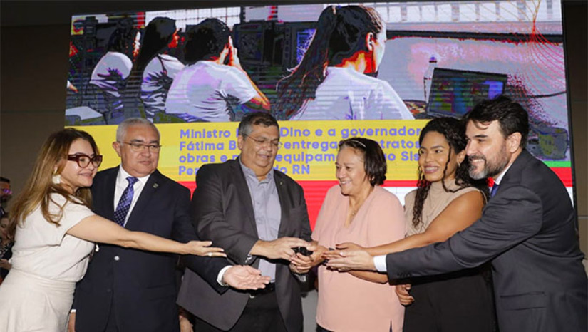 Imagem 1 - Estes R$ 74 milhões fazem parte dos R$ 100 milhões que haviam sido anunciados pelo Governo Federal em março passado para investimentos em segurança pública do RN. Deste valor, R$ 15 milhões para construir unidade de 408 vagas de baixa complexidade em Alcaçuz. O Centro de Detenção do Potengi receberá R$ 6 milhões para ampliar suas instalações. Também foram destinados R$ 5,9 milhões para o programa Escola Segura e R$ 2,5 milhões para a nova etapa da Academia da Polícia Penal do RN. Também foram destinados R$ 5 milhões para reforçar o trabalho da Polícia Militar. Deste valor, tem uma parte que foi destinada pelo senador Styvenson Valentin. Também foi formalizado a doação de 50 pistolas e 22 submetralhadoras da PRF a Polícia Penal do RN. Imagem 1 - Estes R$ 74 milhões fazem parte dos R$ 100 milhões que haviam sido anunciados pelo Governo Federal em março passado para investimentos em segurança pública do RN. Deste valor, R$ 15 milhões para construir unidade de 408 vagas de baixa complexidade em Alcaçuz. O Centro de Detenção do Potengi receberá R$ 6 milhões para ampliar suas instalações. Também foram destinados R$ 5,9 milhões para o programa Escola Segura e R$ 2,5 milhões para a nova etapa da Academia da Polícia Penal do RN. Também foram destinados R$ 5 milhões para reforçar o trabalho da Polícia Militar. Deste valor, tem uma parte que foi destinada pelo senador Styvenson Valentin. Também foi formalizado a doação de 50 pistolas e 22 submetralhadoras da PRF a Polícia Penal do RN.