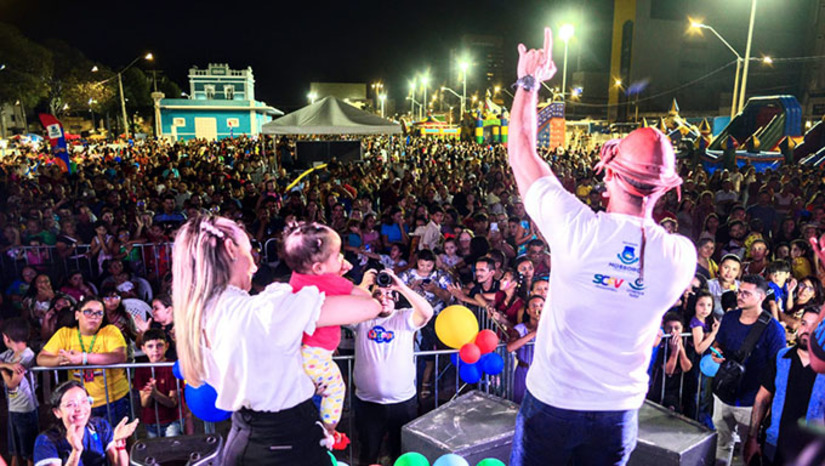 Imagem 1 - O prefeito de Mossoró, Allyson Bezerra, destacou a importância do evento. “É um dia ímpar para Mossoró, onde a Prefeitura realiza um grande evento para as crianças da nossa cidade e zona rural, ofertando uma programação bastante diversificada para todas as crianças. Hoje certamente foi um dia marcante na vida de tantas crianças que vieram ao evento com seus familiares e amigos e também para nós que pudemos realizar essa grande festa", disse ele. Imagem 1 - O prefeito de Mossoró, Allyson Bezerra, destacou a importância do evento. “É um dia ímpar para Mossoró, onde a Prefeitura realiza um grande evento para as crianças da nossa cidade e zona rural, ofertando uma programação bastante diversificada para todas as crianças. Hoje certamente foi um dia marcante na vida de tantas crianças que vieram ao evento com seus familiares e amigos e também para nós que pudemos realizar essa grande festa", disse ele.