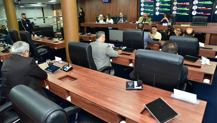 Imagem 1 - Com emendas totalizadas, texto da LOA é enviado para análise da Comissão de Orçamento da CMM. A Câmara de Mossoró avançou na análise do Orçamento da Prefeitura para 2024. Ao todo, os vereadores e vereadoras apresentaram 365 emendas à proposta de Lei Orçamentária Anual (LOA). Desse total, 321 são impositivas (de execução obrigatória). A COFC tem até o próximo dia 27 para emitir parecer ao projeto (de Lei do Executivo nº 68/2023) e, até 30 deste mês, para publicar esse parecer em página institucional. Imagem 1 - Com emendas totalizadas, texto da LOA é enviado para análise da Comissão de Orçamento da CMM. A Câmara de Mossoró avançou na análise do Orçamento da Prefeitura para 2024. Ao todo, os vereadores e vereadoras apresentaram 365 emendas à proposta de Lei Orçamentária Anual (LOA). Desse total, 321 são impositivas (de execução obrigatória). A COFC tem até o próximo dia 27 para emitir parecer ao projeto (de Lei do Executivo nº 68/2023) e, até 30 deste mês, para publicar esse parecer em página institucional.