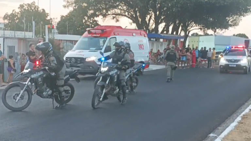 Imagem 1 - Criança de 6 anos está em estado grave no HRTM, após se afogar no clube da Caixa. O caso aconteceu na tarde desta quinta-feira (12). A criança, que estava no local acompanhada dos pais, teria caído em uma das piscinas e batido a cabeça. Ela foi retirada da água por populares e recebeu os primeiros socorros ainda no clube, através de uma equipe de socorristas do Samu e do Corpo de Bombeiros. Foi estabilizado e levado às pressas para o HRTM, onde segue internado. O estado de saúde do menino é considerado gravíssimo. Imagem 1 - Criança de 6 anos está em estado grave no HRTM, após se afogar no clube da Caixa. O caso aconteceu na tarde desta quinta-feira (12). A criança, que estava no local acompanhada dos pais, teria caído em uma das piscinas e batido a cabeça. Ela foi retirada da água por populares e recebeu os primeiros socorros ainda no clube, através de uma equipe de socorristas do Samu e do Corpo de Bombeiros. Foi estabilizado e levado às pressas para o HRTM, onde segue internado. O estado de saúde do menino é considerado gravíssimo.