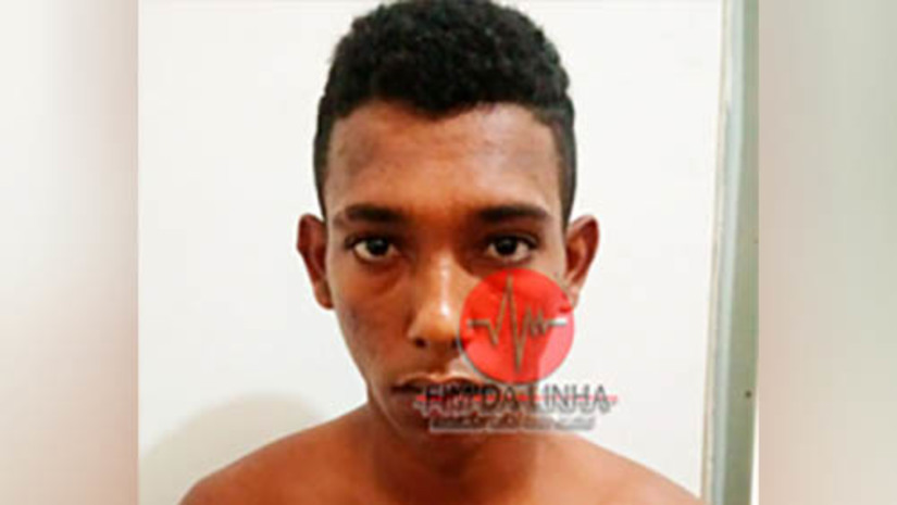 Imagem 1 - Preso do semiaberto tem casa invadida e é assassinado a tiros no Planalto 13 de Maio. De acordo com informações da Polícia Militar, criminosos arrombaram a porta de entrada da casa onde estava Iago Lucas Nascimento Costa, de 24 anos, e o executaram, por volta das 3h desta quinta-feira (12). A vítima respondia processo na justiça por crime de roubo majorado, inclusive com condenação. No mês de setembro saiu para o regime aberto, tendo que assinar mensalmente a ficha de presença da justiça. Imagem 1 - Preso do semiaberto tem casa invadida e é assassinado a tiros no Planalto 13 de Maio. De acordo com informações da Polícia Militar, criminosos arrombaram a porta de entrada da casa onde estava Iago Lucas Nascimento Costa, de 24 anos, e o executaram, por volta das 3h desta quinta-feira (12). A vítima respondia processo na justiça por crime de roubo majorado, inclusive com condenação. No mês de setembro saiu para o regime aberto, tendo que assinar mensalmente a ficha de presença da justiça.